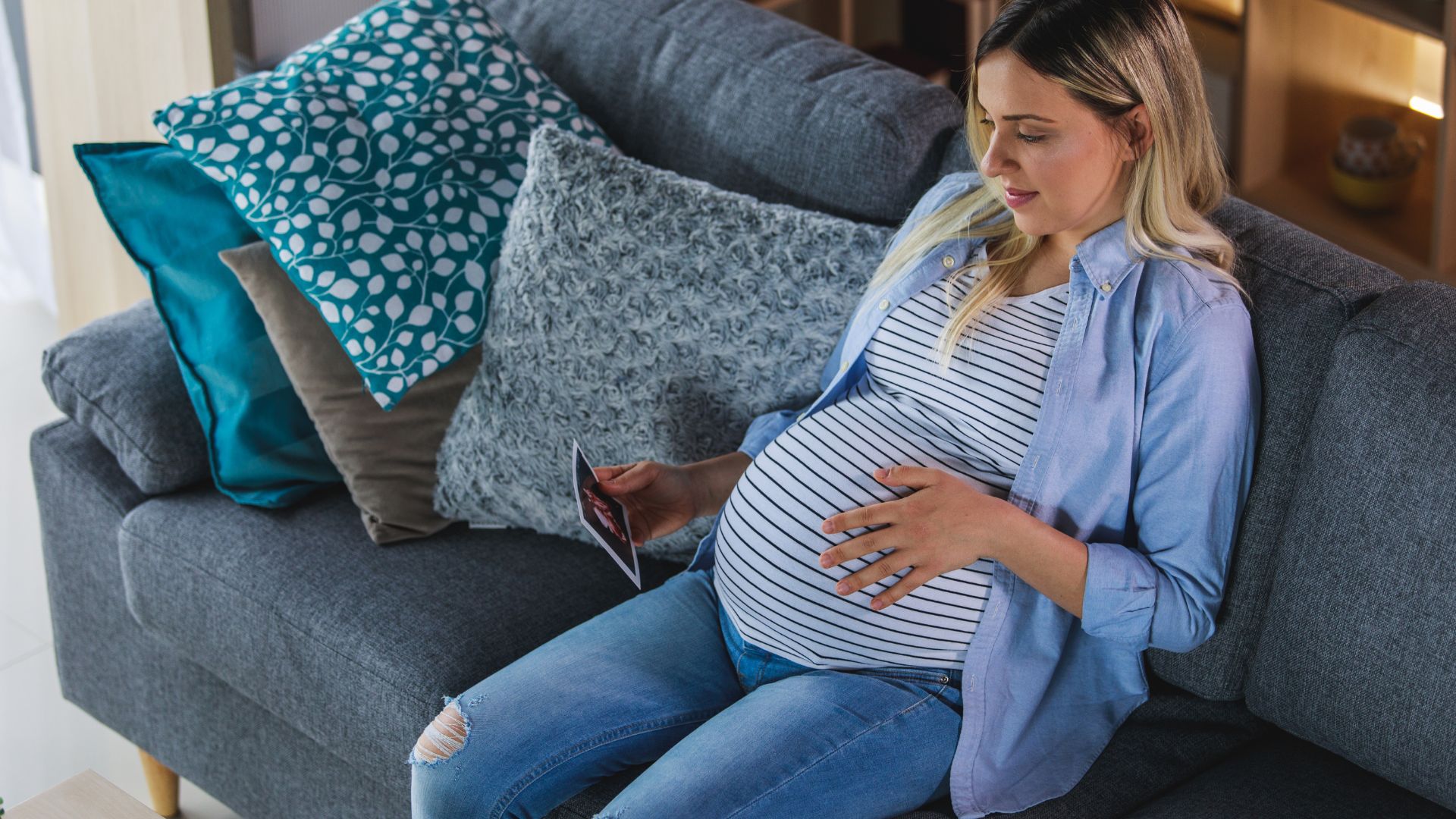 Pregnant woman looking at 3D ultrasound